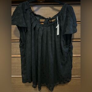 Pleat neck LC dot shirt with bow accent. NWT. 2x